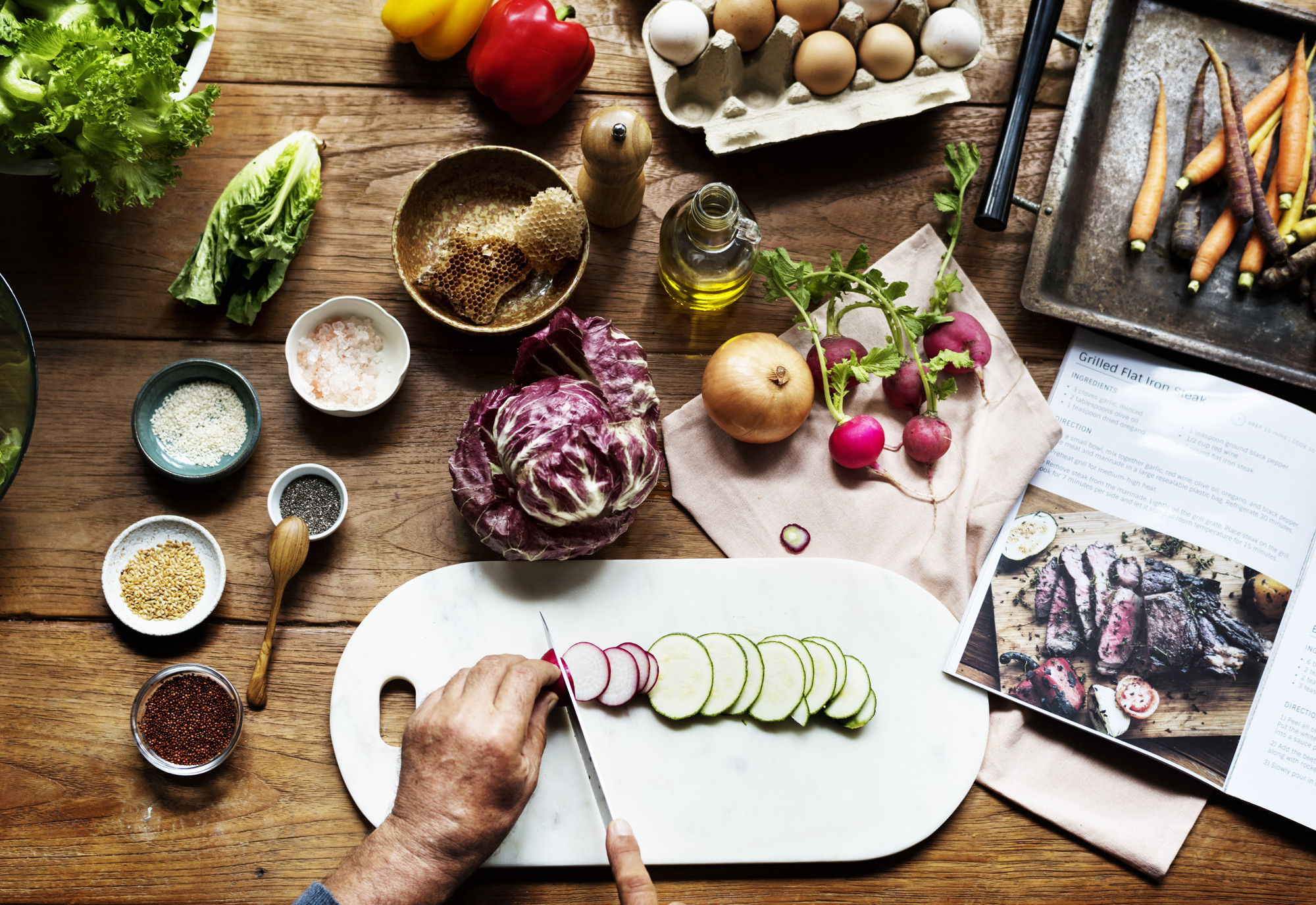 Dettaglio ingredienti selezionati su tavolo